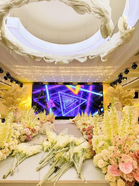 Toàn cảnh không gian sảnh tiệc ngập tràn hoa với tông màu trắng sang trọng làm chủ đạo